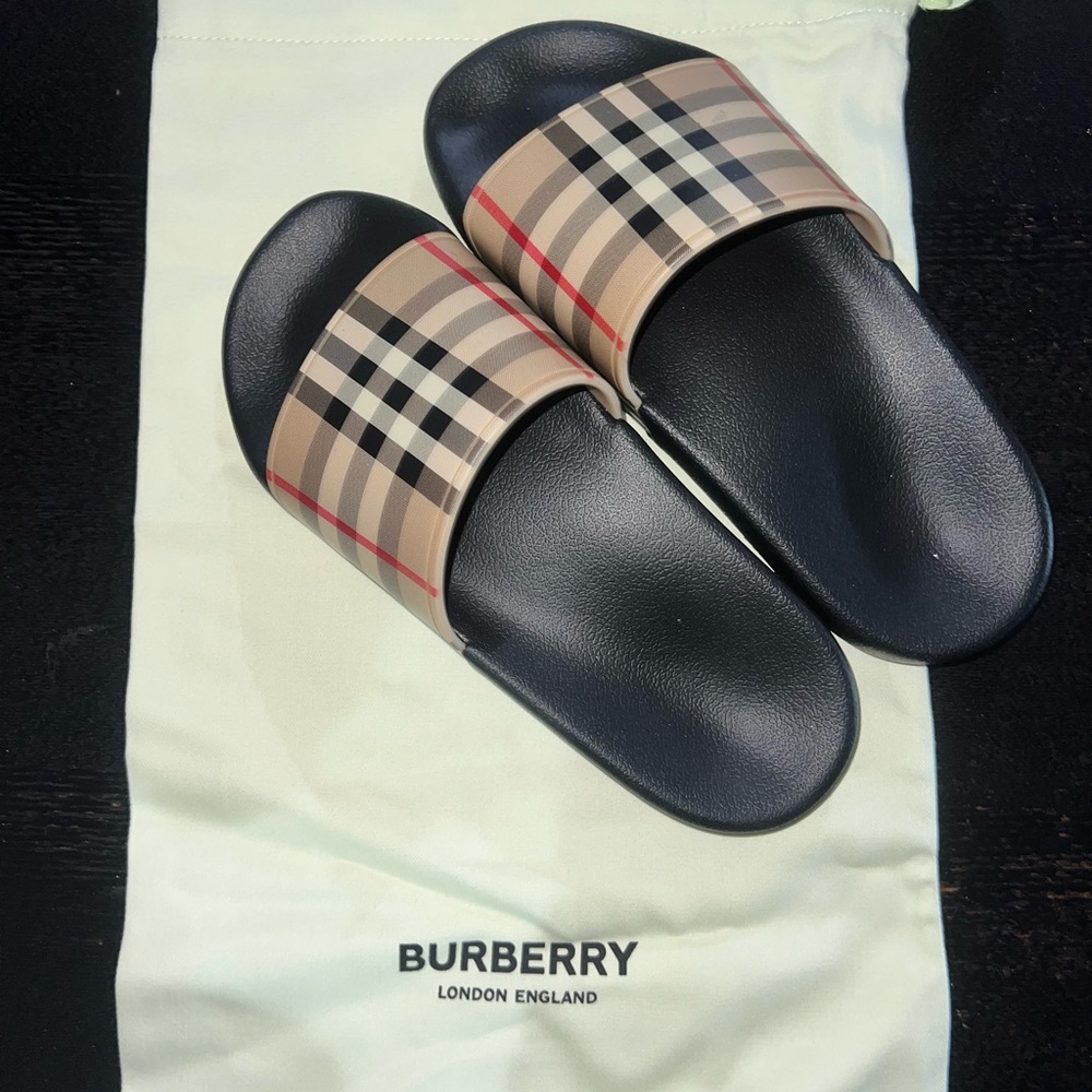 AUTHENTIC WOMEN’S SLIDES (NEVER WORN)